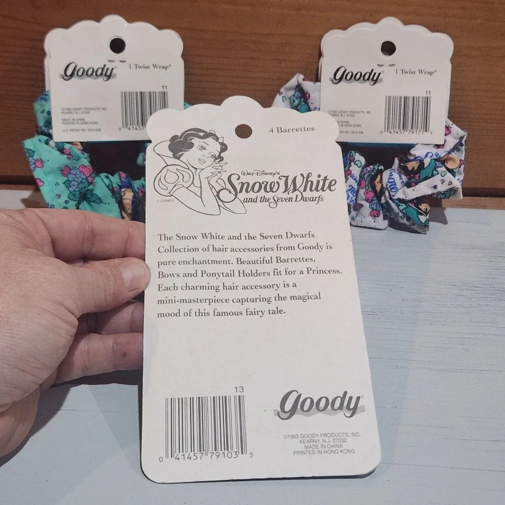 Walt Disney NWT Snow White 7 Seven Dwarfs Vintage Barrettes & 2 Scrunchies Wraps